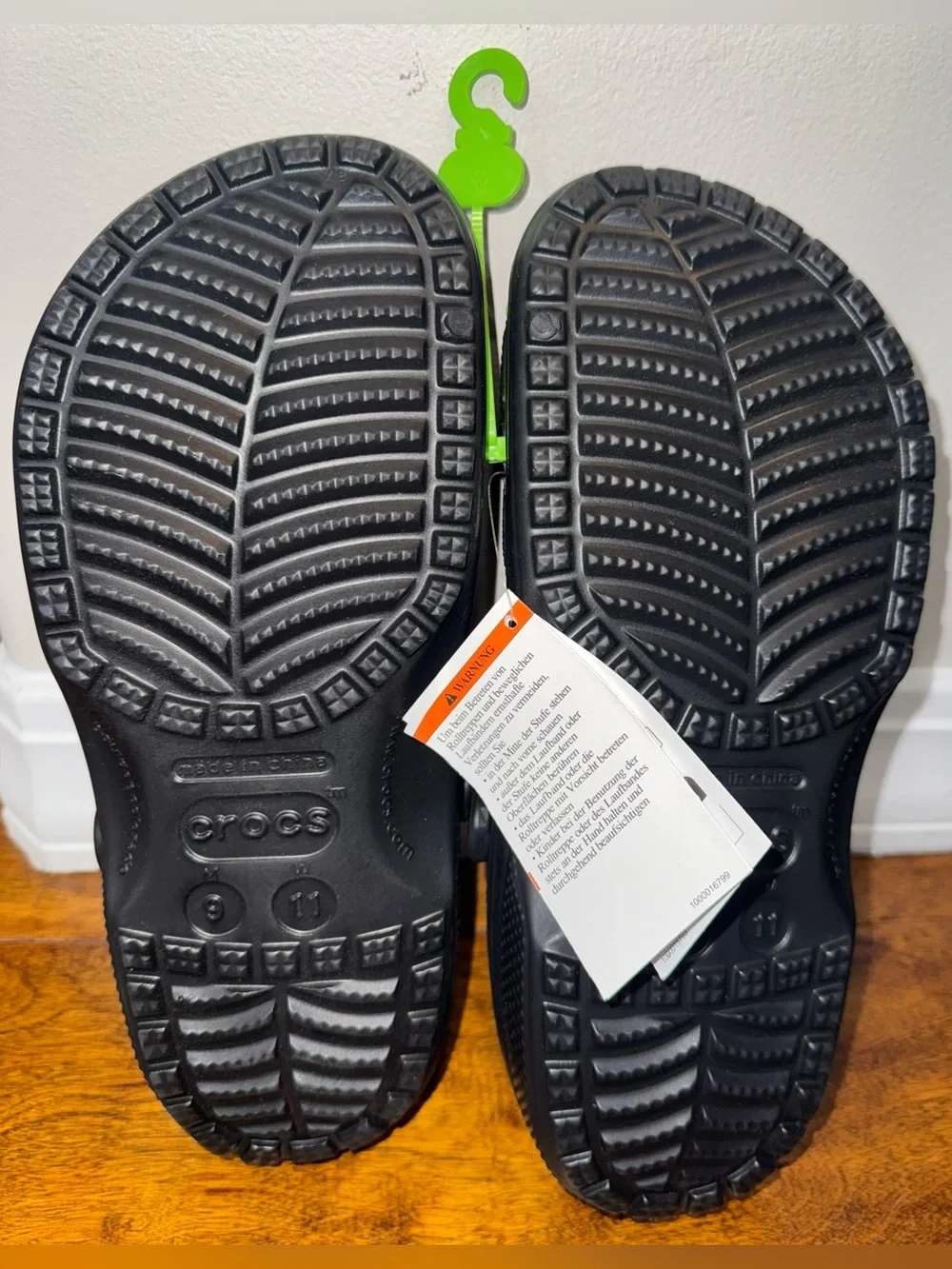 CROCS Classic Clog in Black